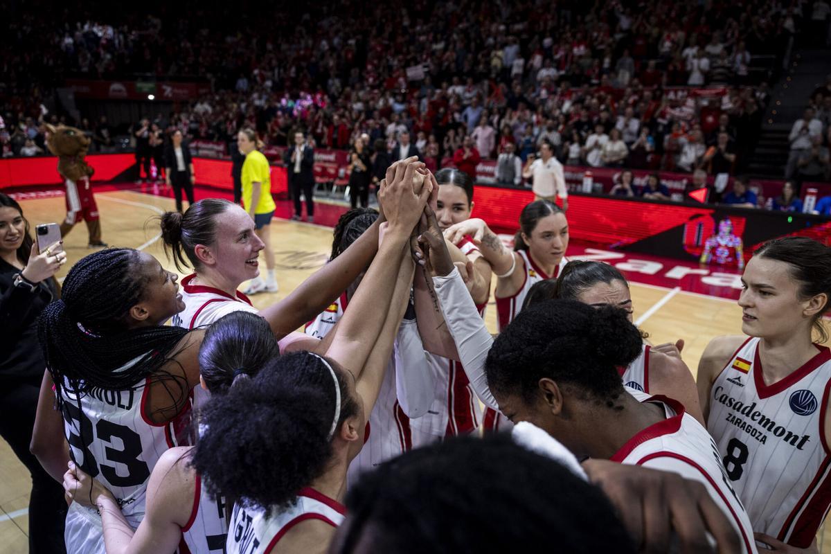 Las jugadoras del Casademont Zaragoza celerban la victoria ante el Praga en el Prínipe Felipe.
