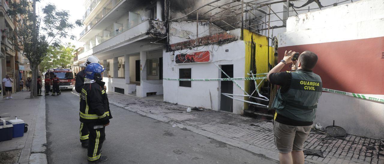 Un guardia civil toma fotos del lugar del incendio.