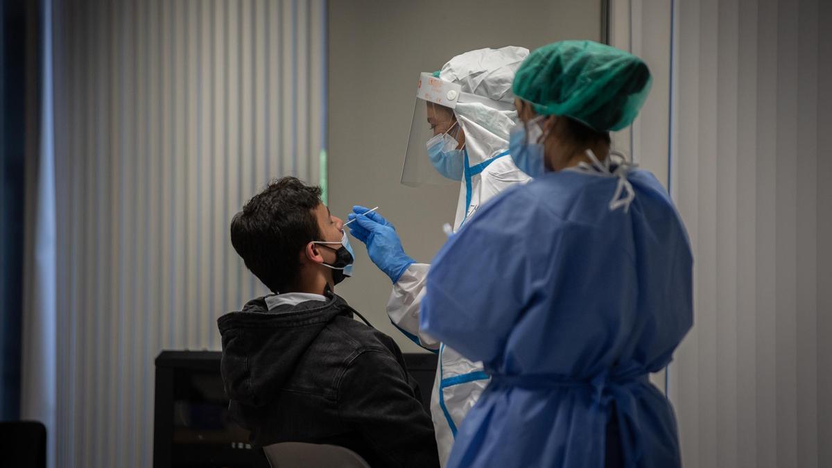 Un hombre haciéndose una prueba PCR.