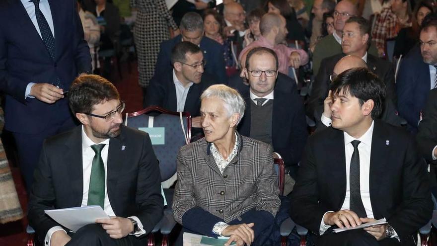 Por la izquierda, Enrique Fernández, Carmen Suárez y Borja Sánchez, durante el acto.