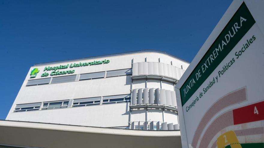 Un accidente entre dos coches en la carretera de Cáceres a T