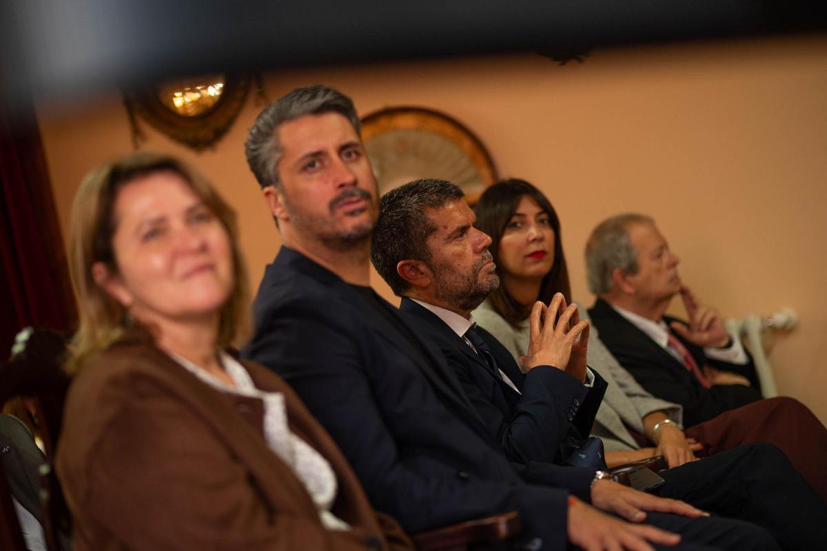 El rector de la Universidad de La Laguna, Francisco García, en el centro, junto a autoridades políticas