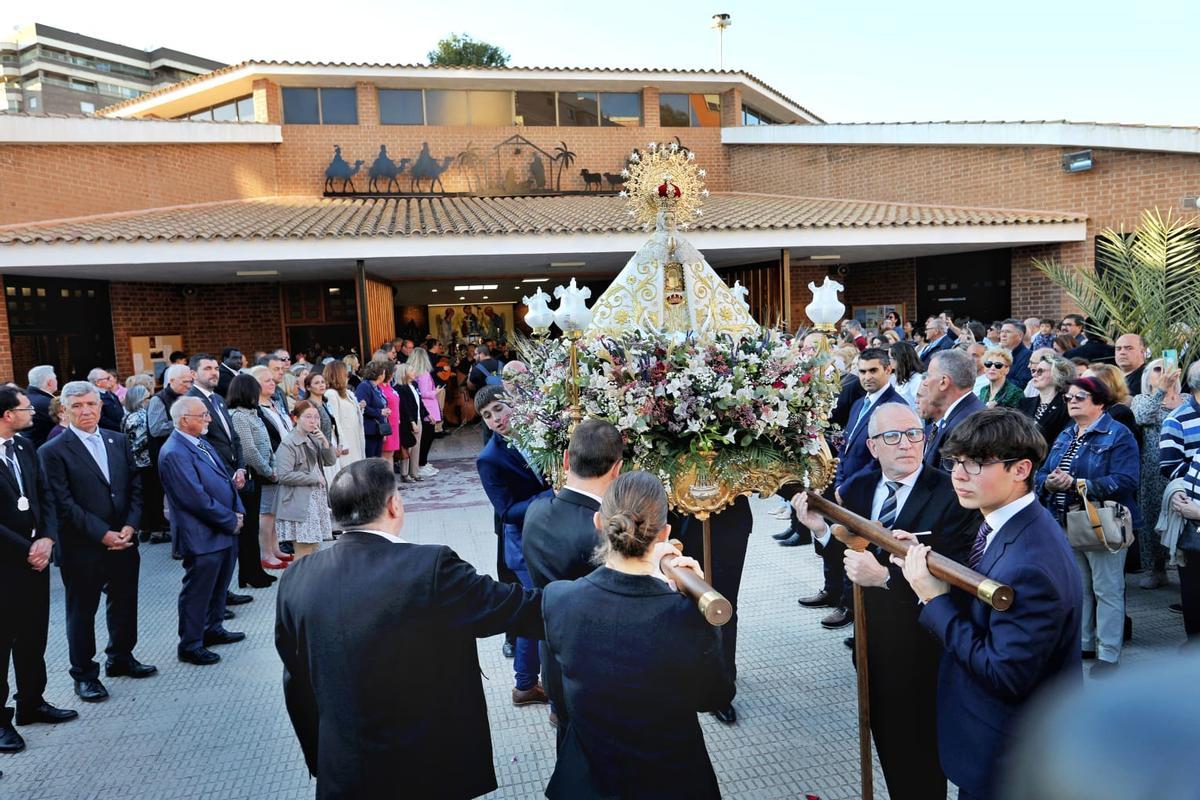 Momento en el que la Virgen del Lledó va a entrar en la iglesia de Santo Tomás, en la tarde este domingo.