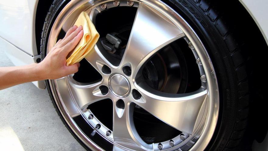 Cómo limpiar las llantas de tu coche en cuatro sencillos pasos