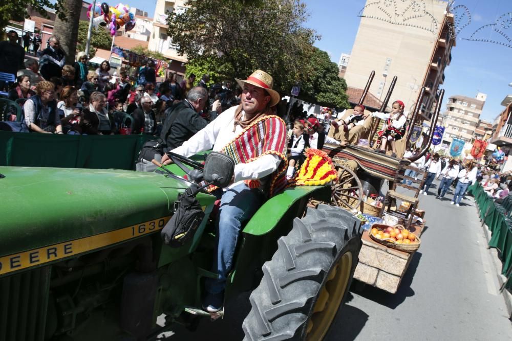 La comparsa Labradores presenta un boato muy participativo y primaveral, y con la interpretación del pasodoble Sueños Festeros logró emocionar al numeroso público