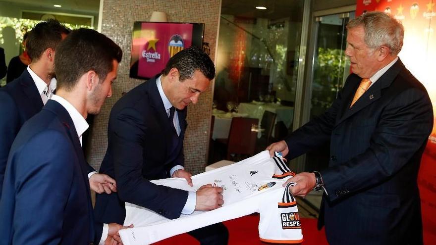 Salvo firma una camiseta del Valencia CF, este jueves.