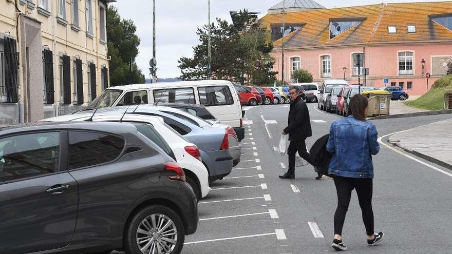 Vehículos estacionados na rúa Maestranza, na Cidade Vella.