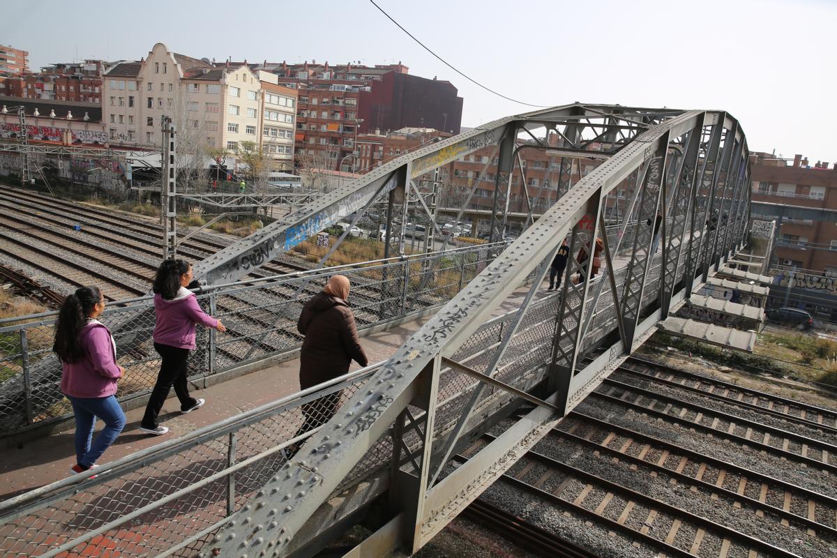 El histórico Pont den Jordà o Pont de la Torrassa de LHospitalet de Llobregat. Estado del puente y la degradación de sus alrededores