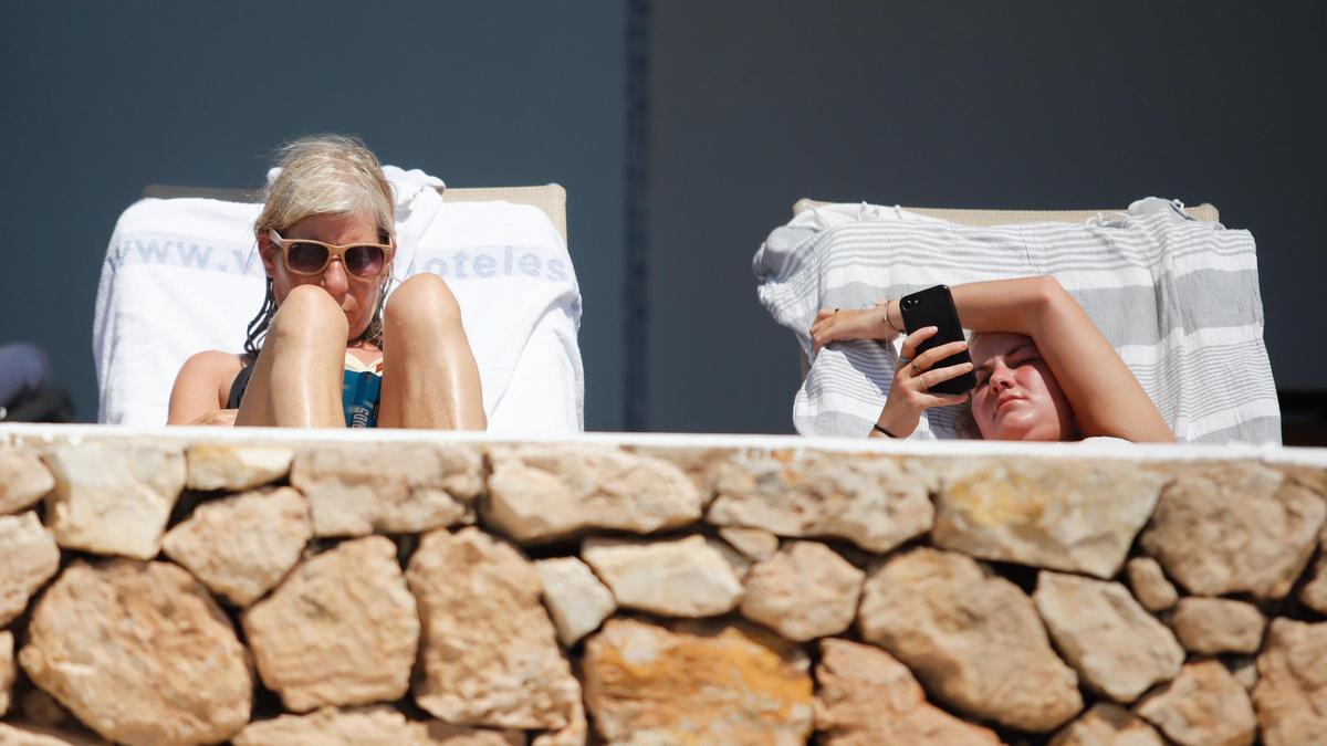 Dos turistas en un hotel de Ibiza, el verano de 2020. Toni Escobar