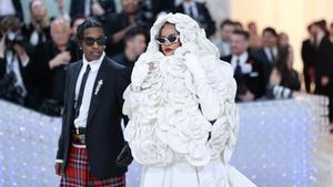 New York (United States), 01/05/2023.- ASAP Rocky (L) and Rihanna on the carpet for the 2023 Met Gala, the annual benefit for the Metropolitan Museum of Arts Costume Institute, in New York, New York, USA, 01 May 2023. The theme of this years event is the Met Costume Institutes exhibition, Karl Lagerfeld: A Line of Beauty. (Estados Unidos, Nueva York) EFE/EPA/JUSTIN LANE. CANTANTE. GALA MET