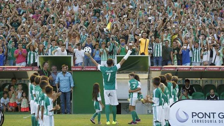 Miles de béticos reciben a Joaquín Sánchez