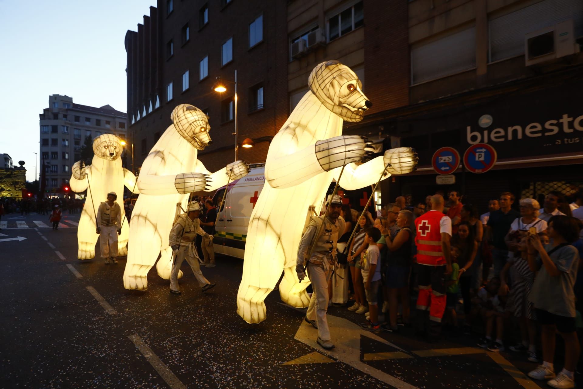 EN IMÁGENES | El desfile el pregón llena de ilusión las calles de Zaragoza