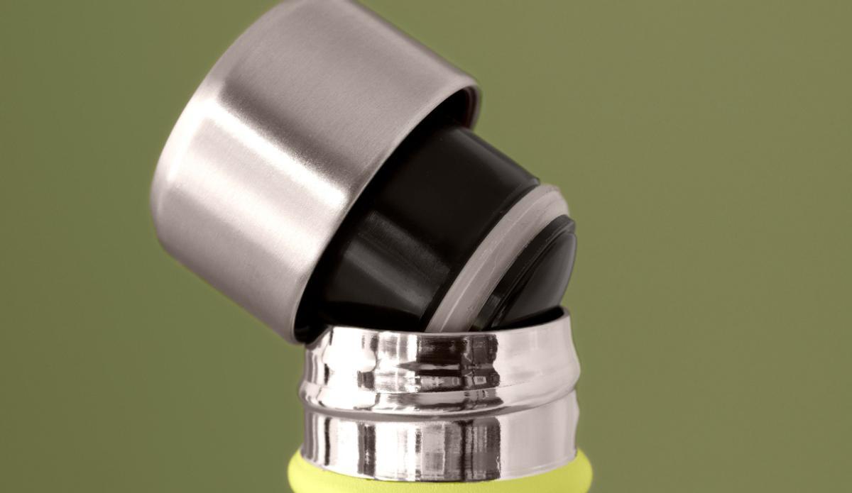 Los tapones de las botellas metálicas acumulan miles de bacterias