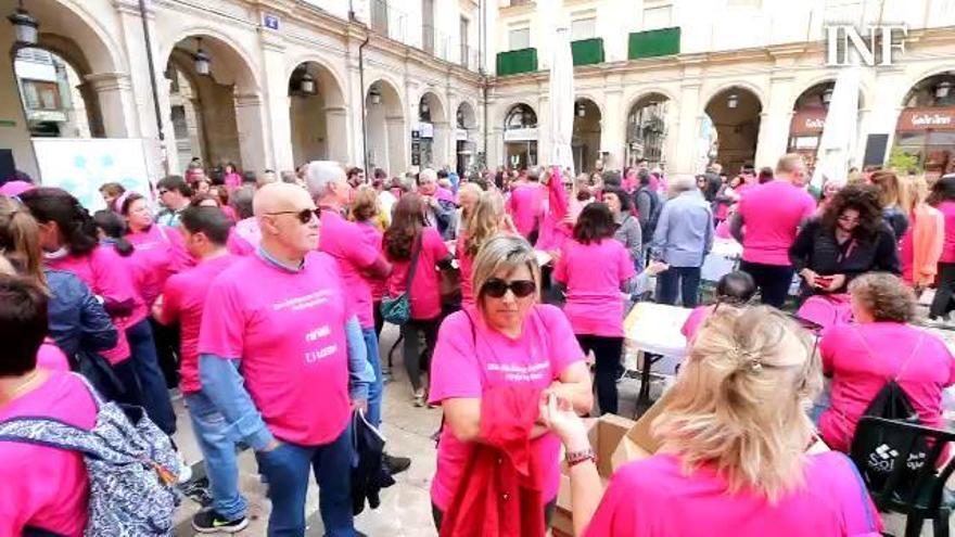 Más de 700 personas tiñen Alcoy de rosa en una marcha contra el cáncer de mama