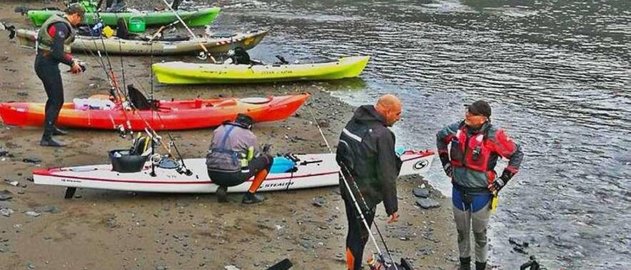 Varios componentes del club Asturpeskayak se disponen a salir al mar.