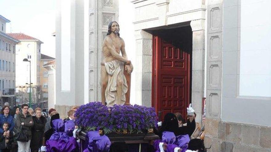 Varias mujeres sacando de la iglesia, ayer, al Jesús Flagelado.