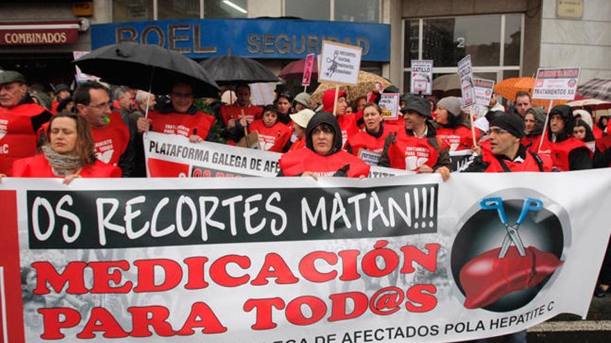 Concentración en Santiago de afectados por la hepatitis C, en marzo de 2015. // Xoán Álvarez