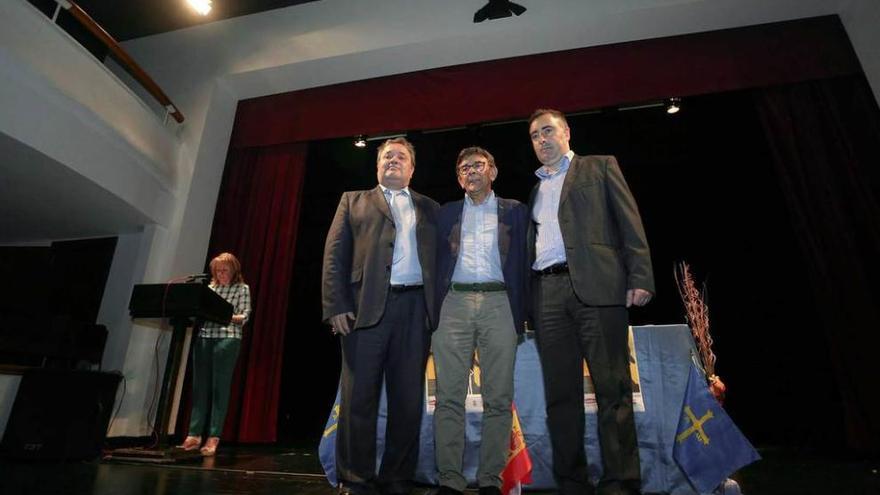 De izquierda a derecha, Víctor Riesco, Roberto Sánchez Ramos (edil de Cultura) y Jesús Vizuete, ayer, durante la presentación de la Semana Cultural de Trubia.