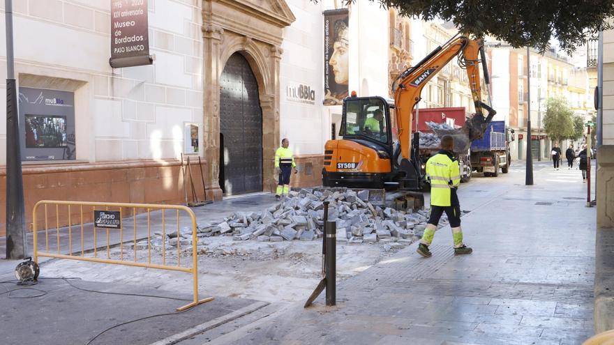 Cambian los adoquines de la calle Lope Gisbert de Lorca por pavimento impreso