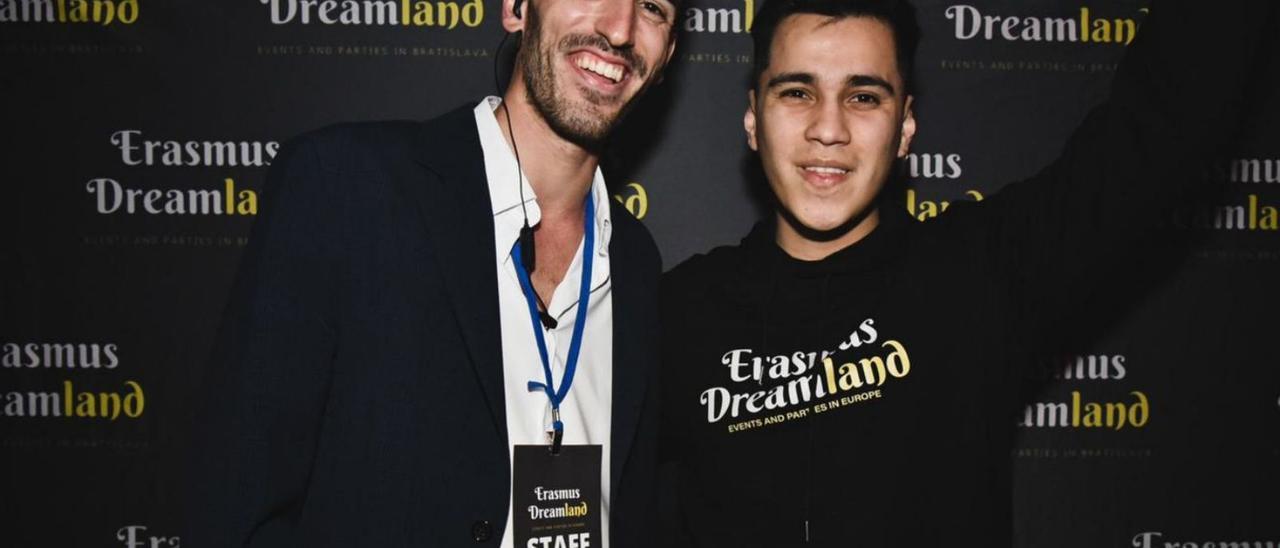 El futbolista y empresario Jorge Rodríguez, junto al DJ Cefigue, un artista colombiano que le acompaña en los espectáculos.  | | LP