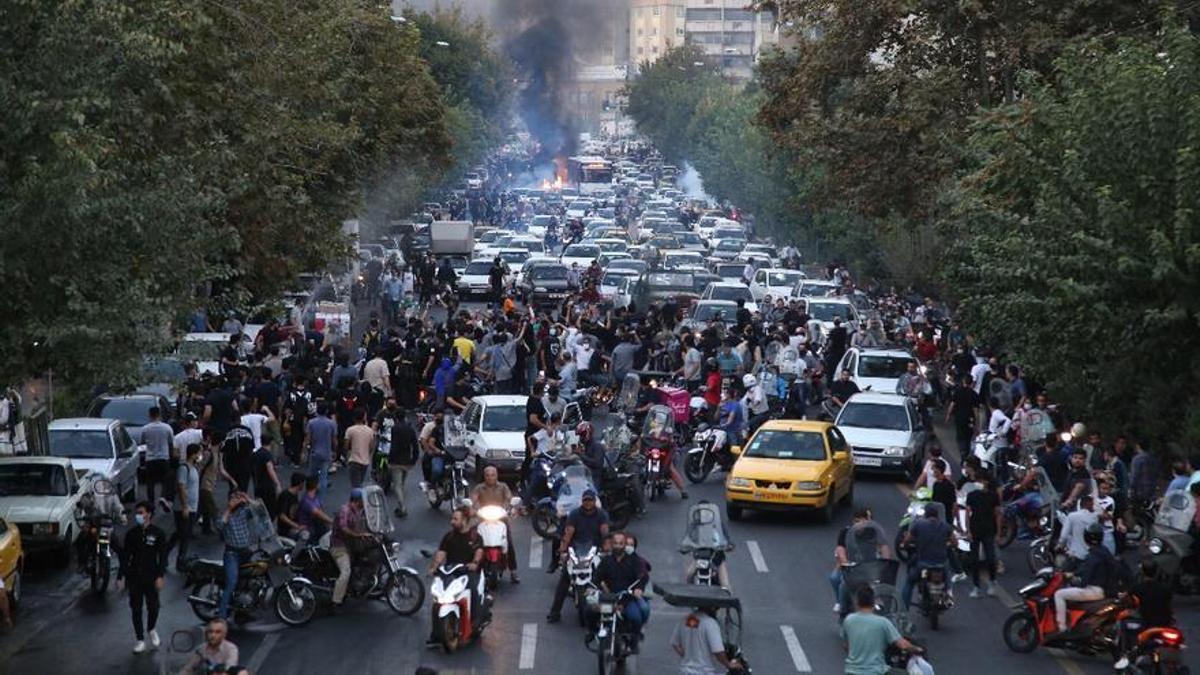 Represión del Gobierno de Irán contra manifestantes en una protesta por la muerte de Mahsa Amini a manos de la policía de moralidad.