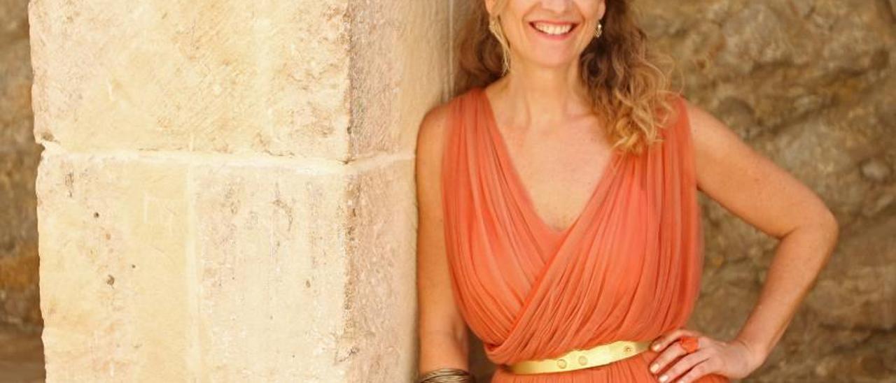La socióloga y escritora Patrícia Soley-Beltran, hace unos días en el patio de Armas de Dalt Vila, con un vestido de Cortana.