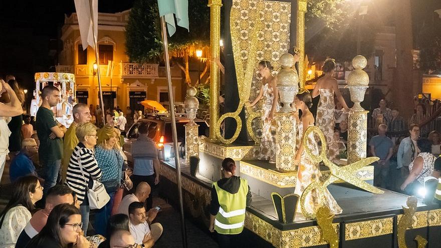 La Cabalgata de Carrozas llena de colorido las calles del casco de Gáldar