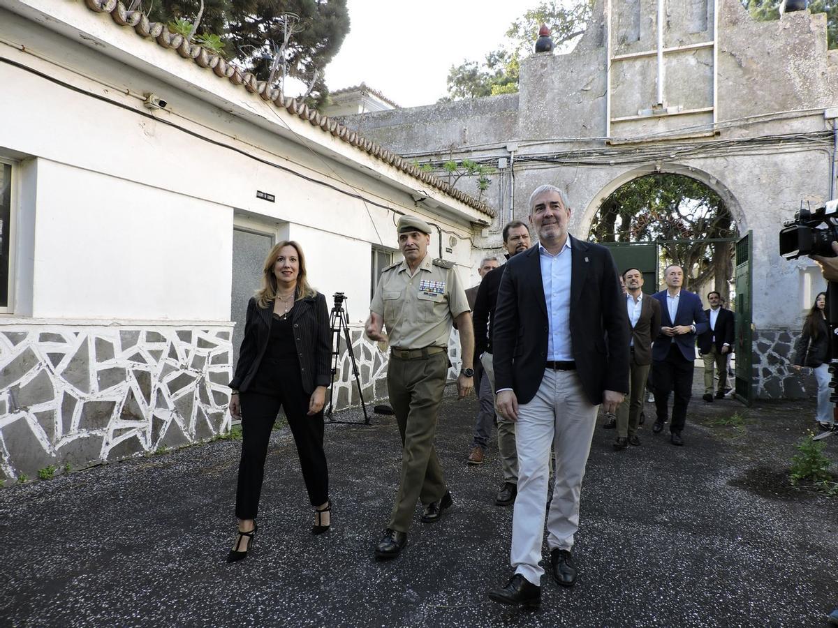 Fernando Clavijo, acompañado por la presidenta del Cabildo de Tenerife, Rosa Dávila, durante una visita este lunes a los Cuarteles del Cristo de La Laguna, en Tenerife.