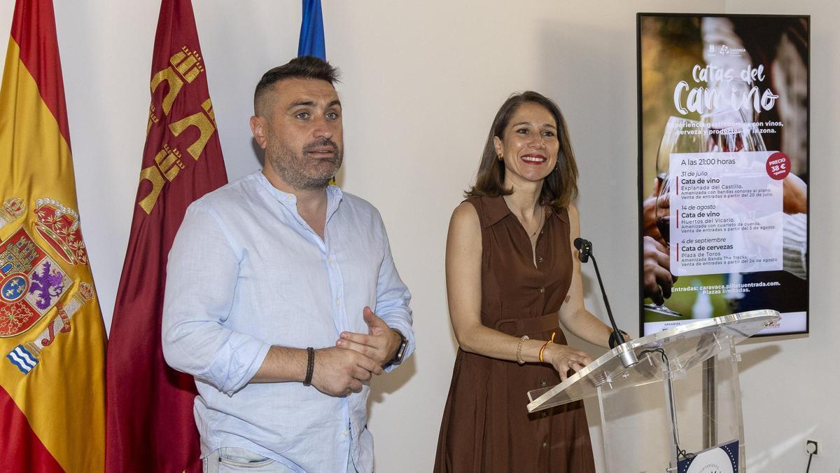 La concejal de Turismo, Ana Belén Martínez, junto a Juan López presentando la programación de 'Catas del Camino'