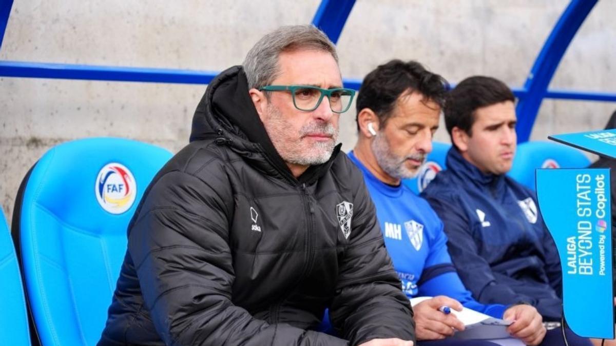 Jon Pérez Bolo, en el banquillo antes del Andorra-Huesca.
