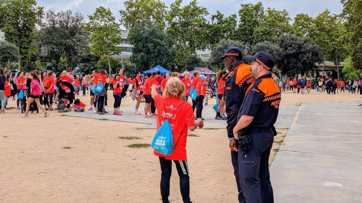 Voluntaris de Protecció Civil de Girona durant un dispositiu preventiu en un acte multitudinari a la ciutat.