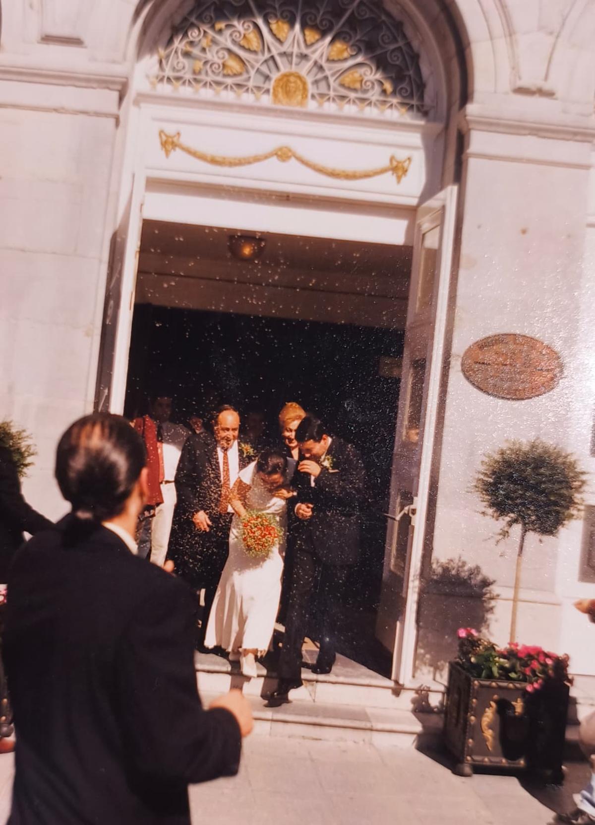 Estévez y su esposa, Noelia López, saliendo del teatro Campoamor tras contraer nupcias en 1995.