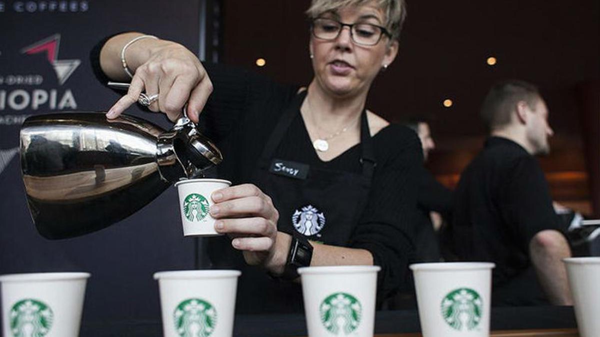 Una camarera de Starbucks sirve cafés durante un encuentro de accionistas de la compañía, el pasado marzo en Seattle.
