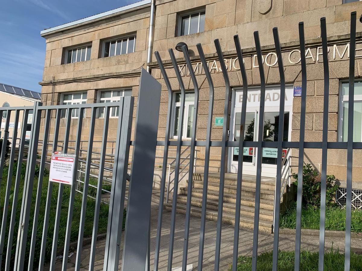Los usuarios del Gimnasio Municipal del Carmen de Vigo se encontraron la instalación cerrada hoy por la mañana.