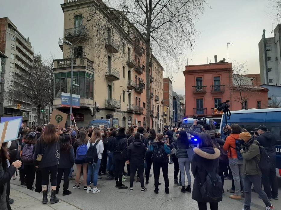 Centenars de persones marxen pel centre de Girona per commemorar el 8-M