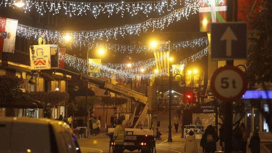 Un grupo de operarios, revisando las luces ayer en la calle Pablo Iglesias de Piedras Blancas.