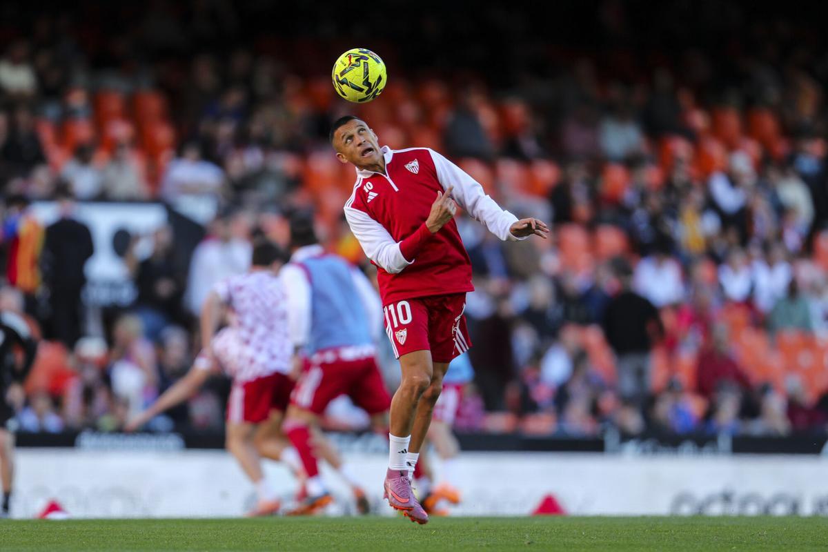 Alexis Sánchez, del Sevilla FC, calienta durante el partido de fútbol de la liga española, La Liga EA Sports, disputado entre el Valencia CF y el Sevilla FC en el estadio de Mestalla.