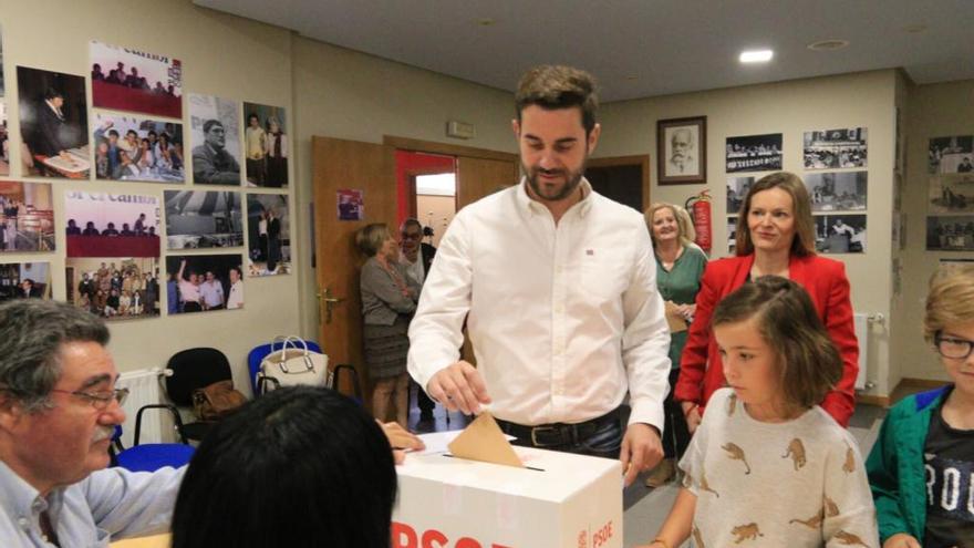 El candidato «sanchista» ha votado en la Agrupación de la capital