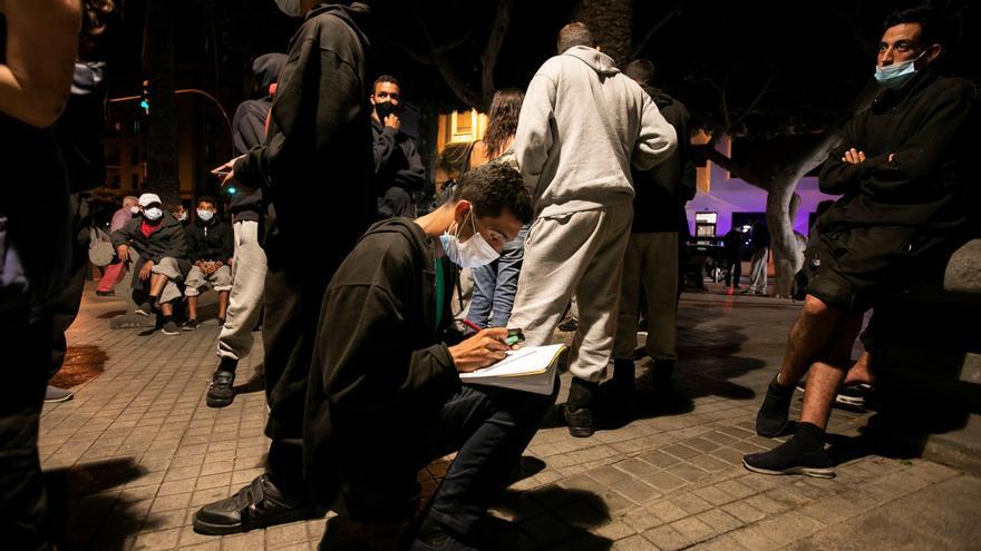 Los migrantes liberados del muelle de Arguineguín, a la intemperie en Las Palmas de Gran Canaria