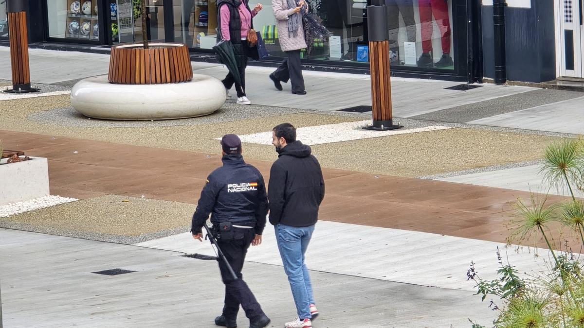 Un agente caminando por las calles de Vilagarcía, esta mañana.