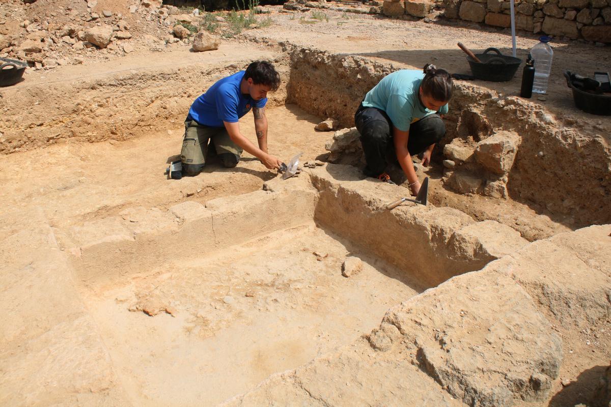 Els arqueòlegs excavant el dipòsit d'època hel·lenística que s'ha trobat durant les excavacions d'Empúries d'aquest 2026