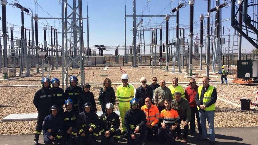 Participantes en el curso de formación posan en una foto de familia en la subestación del Ave.