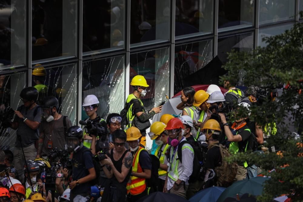 Policías y manifestantes hongkoneses chocan en ...