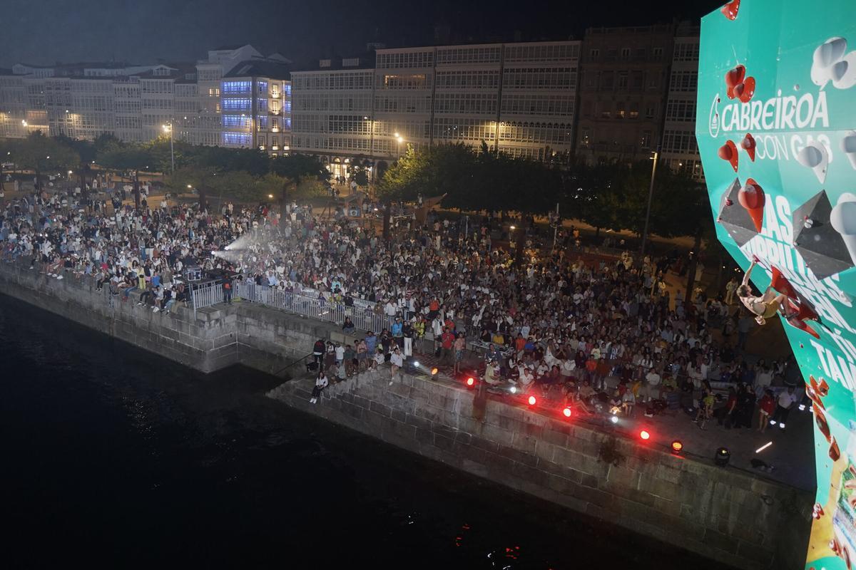 Multitudinaria final del psicobloc en GRAVITEO A Coruña Xacobeo