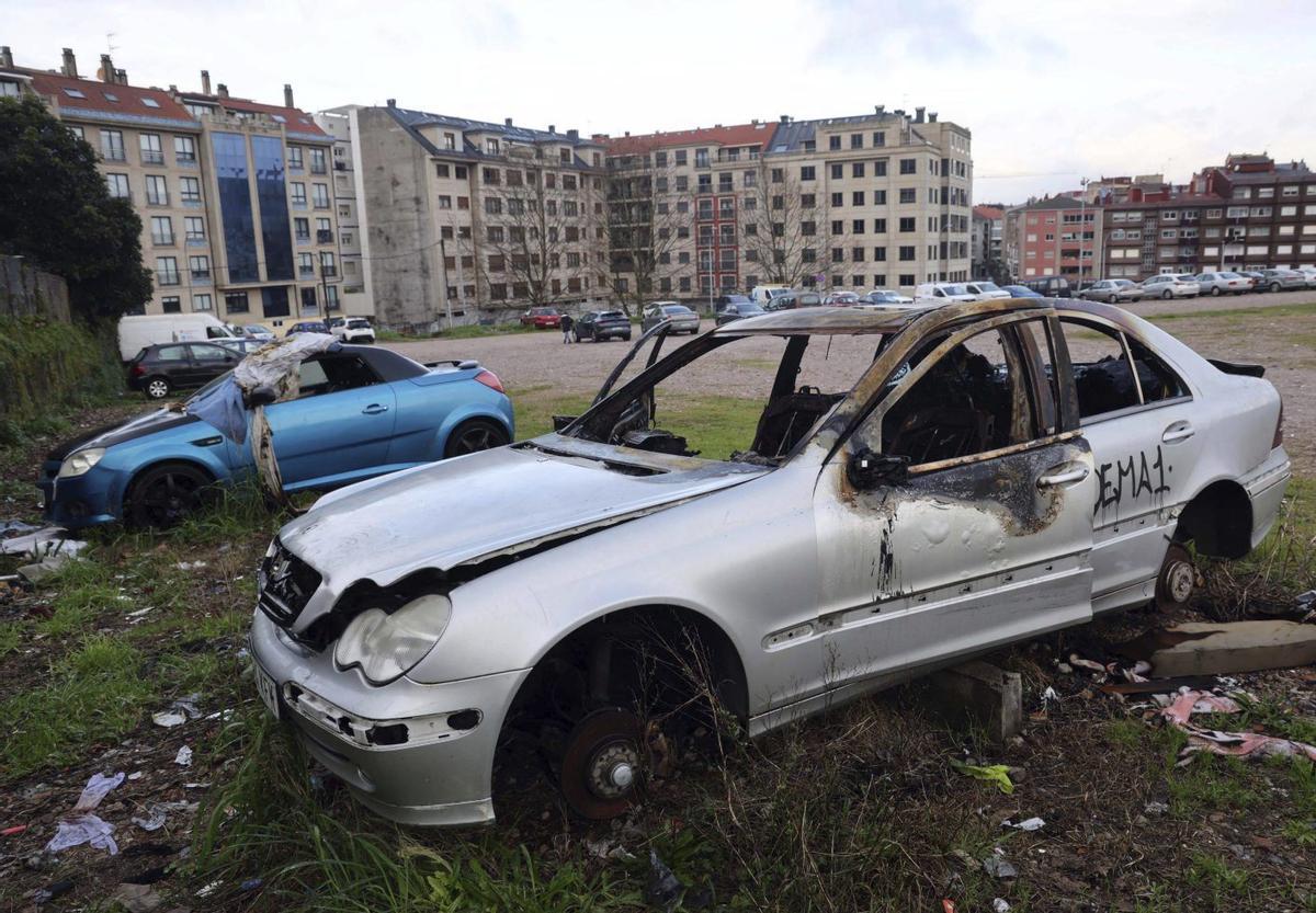 Dos vehículos abandonados en la Finca Douro, en Vilagarcía.