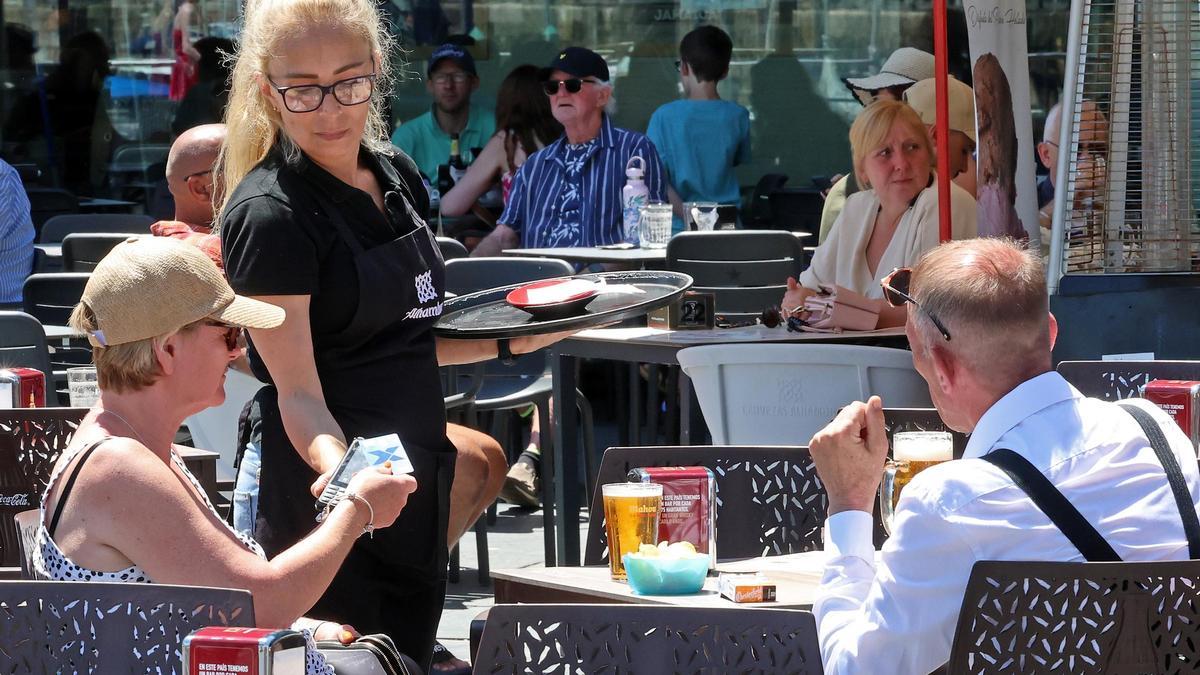 Turistas en una terraza del centro comercial A Laxe de Vigo.
