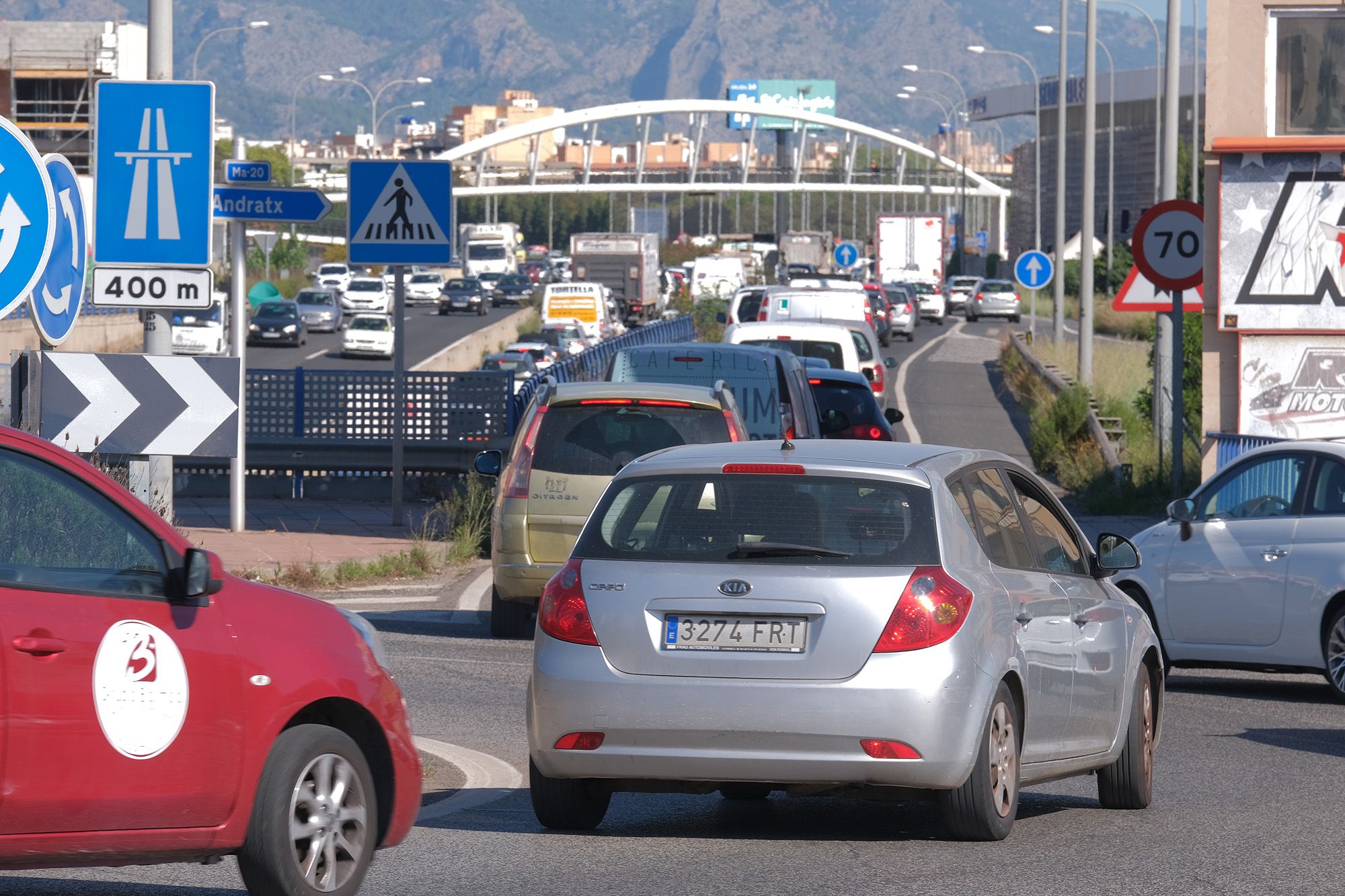 FOTOS: Monumental atasco en la Vía de Cintura de Palma por el vuelco de un coche