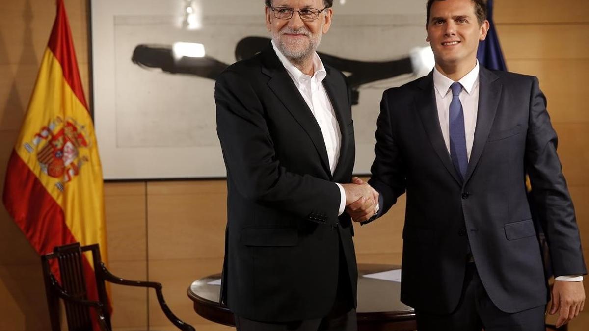 Rajoy y Rivera se saludan al inicio de su reunión, este miércoles en el Congreso.