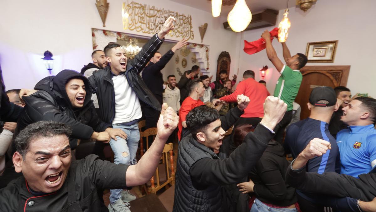 Seguidores marroquís celebran la victoria en el restaurante Rahma del Raval