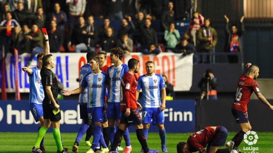 Instante en el que  De la Fuente Ramos expulsa al malaguista Blanco Leschuk.